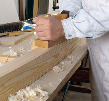 Glasstak: Bordkantene høvles. Glasstak: Bordkantene høvles.